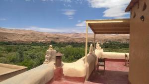 balkon domu z widokiem na pustynię w obiekcie Les Jardins du M'goun w mieście Kalaat M'Gouna