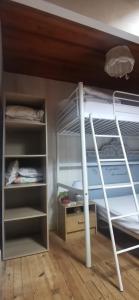 Palanda nebo palandy na pokoji v ubytování Appartement Duplex 4-5 pers En plein centre, classé 2 étoiles