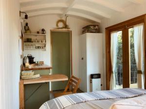 una camera con letto e tavolo e una cucina di Mágica Tiny House con vista a la Montaña a San Martín de los Andes