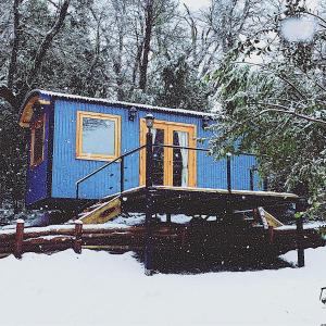 サン・マルティン・デ・ロス・アンデスにあるMágica Tiny House con vista a la Montañaの雪に座る青列車