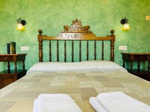1 cama en un dormitorio con paredes verdes en Can Mas, en Sant Pere Pescador
