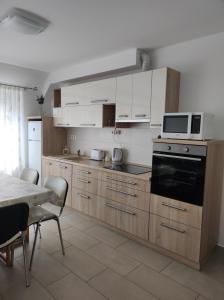 Kuchyň nebo kuchyňský kout v ubytování Hegin Szigeti Apartman
