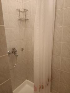 y baño con ducha y cortina de ducha. en Rooms & Apartments Linda & Mario, en Zadar