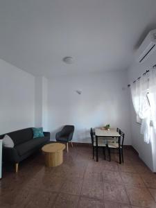 sala de estar con sofá y mesa en Rooms & Apartments Linda & Mario, en Zadar