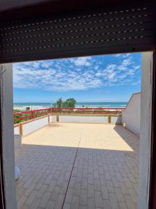 uma vista para a praia a partir da varanda de um edifício em Appartamenti Lido Riccio em Ortona