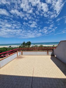 uma varanda com vista para a praia em Appartamenti Lido Riccio em Ortona