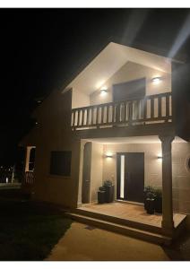 - une maison blanche avec balcon la nuit dans l'établissement VILLA CON VISTAS AL MAR, à Sanxenxo