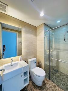 uma casa de banho com um WC, um lavatório e um chuveiro em HKG-Căn hộ Cầu Giấy em Hanói