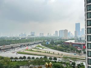 uma vista para uma cidade com uma auto-estrada e edifícios em HKG-Căn hộ Cầu Giấy em Hanói