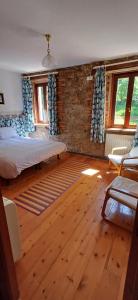 1 dormitorio con 1 cama y 2 ventanas en Posada -Meson la gándara 
