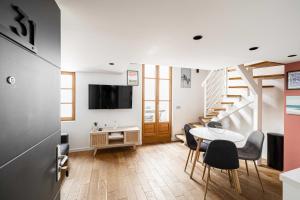 TV a/nebo společenská místnost v ubytování Magnificent Duplex - rue Meynadier Cannes Center - 1BR4p