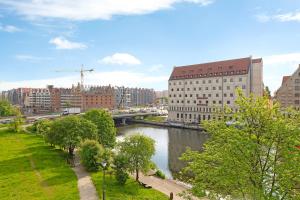 un fiume in una città con edifici e un ponte di Rezydencja Wintera by Downtown Apartments a Danzica