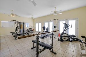 een fitnessruimte met loopbanden en hometrainers in een kamer bij Oak Shores Studio 36 in Biloxi