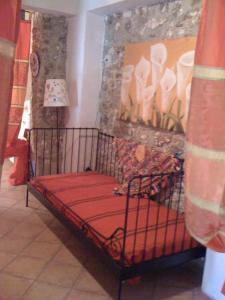 ein Bett in einem Zimmer mit einem Bild von Sandalen in der Unterkunft Kos Guest House with patio and garden in Antimácheia