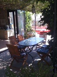 ein Tisch und zwei Stühle mit einem Tisch und einem Tisch und Stühlen in der Unterkunft Kos Guest House with patio and garden in Antimácheia + 23 Fotos