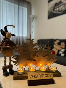 un albero di Natale e candele su un tavolo di Arctic Resort Delight a Rovaniemi