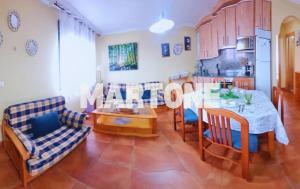 salon ze stołem i jadalnią w obiekcie Apartamento Vacacional A Lanzada w mieście Pontevedra