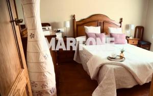 sypialnia z dużym łóżkiem z różowymi poduszkami w obiekcie Apartamento Vacacional A Lanzada w mieście Pontevedra
