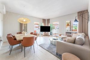 Μια τηλεόραση ή/και κέντρο ψυχαγωγίας στο Reserva del Higueron 3 bedroom apartment Lola