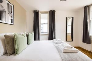 Un pat sau paturi într-o cameră la The Clerkenwell Apartment
