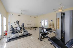 un gimnasio con cintas de correr y bicicletas estáticas en una habitación en Oak Shores 130 en Biloxi