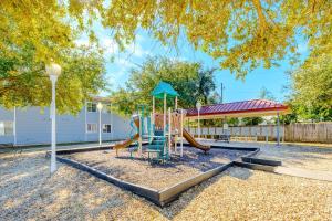 un parque infantil con tobogán en Oak Shores 130 en Biloxi
