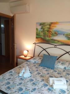 Postel nebo postele na pokoji v ubytování Villa Antico Borghetto Di Tigliano + 57 fotografií