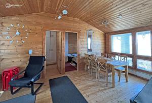 a dining room with a table and chairs at Lomariihi 8 in Muurame