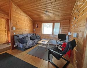 a living room with a couch and a table at Lomariihi 8 in Muurame