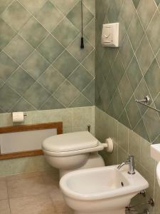 a bathroom with a toilet and a sink at Case sul mare in Palau +83 photos