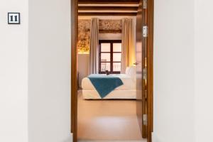a bedroom with a bed and a window at Coeo Apart-Hotel Fresca in Málaga