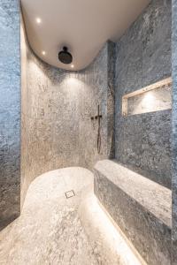 Ένα μπάνιο στο DAS GERSTL Alpine Retreat