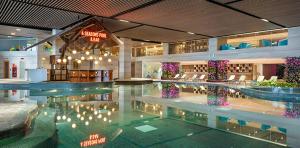 Bazén v ubytování Flamingo Ibiza Hải Tiến nebo v jeho okolí
