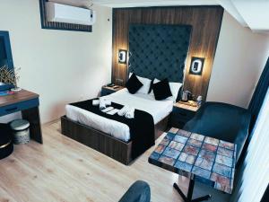 um quarto de hotel com uma cama e uma cadeira em Nişantaşı Diamond Hotel em Istambul