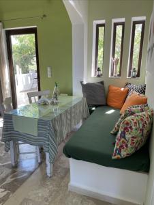 una sala de estar con un sofá y una mesa en Kyparissos Apartment I, en Kissamos