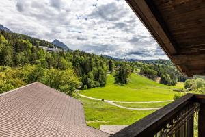 uma varanda com vista para um campo verde em Pardellerhof Tschafonblick em Campodazzo