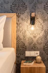 een slaapkamer met een bed en een tafel met een lamp bij GRIMMINGlofts in Bad Mitterndorf