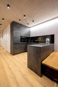 a kitchen with a counter and a wooden floor at GRIMMINGlofts in Bad Mitterndorf