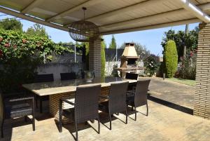 En terrasse eller udendørsområde på Anacasa Villa Montgo Perelloner CH4316