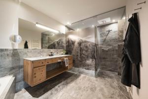 bagno con lavandino e doccia di DAS GERSTL Alpine Retreat a Malles Venosta