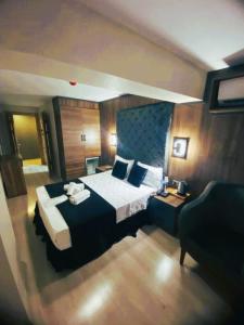 Nişantaşı Diamond Hotel في إسطنبول: غرفه فندقيه بسرير وكرسي