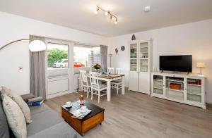 ein Wohnzimmer mit Sofa und Tisch in der Unterkunft Hüs Wüf im Haus Ornum in Westerland