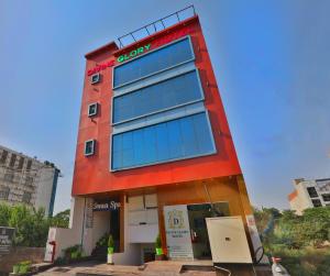 een gebouw met een bord aan de voorgevel bij Divine Glory Hotel in Lucknow