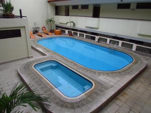 Piscina a Alocassia Serviced Apartments o a prop