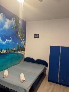 sypialnia z łóżkiem z obrazem na ścianie w obiekcie Apartment Topolica w Barze