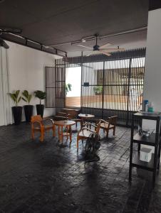 ein Zimmer mit Tischen und Stühlen in einem Gebäude in der Unterkunft Room 36 Serviced Appartment - Skyline View in Bangkok