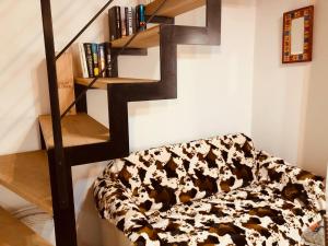 Η βιβλιοθήκη του διαμερίσματος