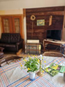 una stanza con un tavolo e una pianta di Bo på lantgård a Motala