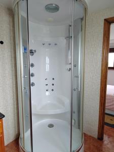 W łazience znajduje się prysznic ze szklanymi drzwiami. w obiekcie El Rancho Busto - Luarca w mieście Busto