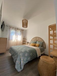 Postel nebo postele na pokoji v ubytování Le bungalov' ,une pause dans le sud sauvage